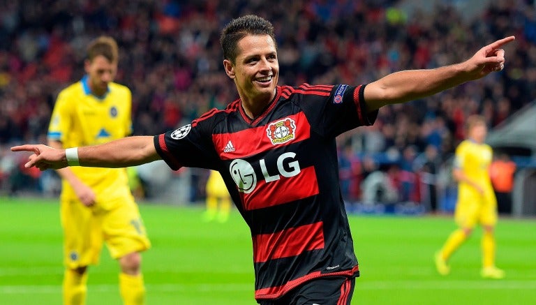 Chicharito celebra un gol con el Bayer Leverkusen