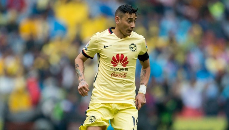 Rubens Sambueza en un partido del América