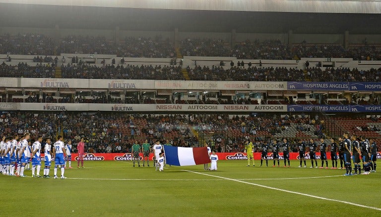 Jugadores de Gallos y Puebla guardan un minuto de silencio