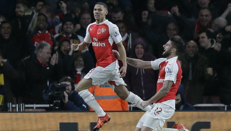 Gibbs y Giroud festejan un gol del Arsenal