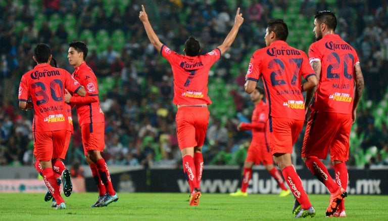 Pablo Velázquez, festeja un gol con Morelia