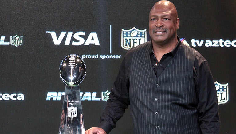 Charles Haley posa con el Vince Lombardi