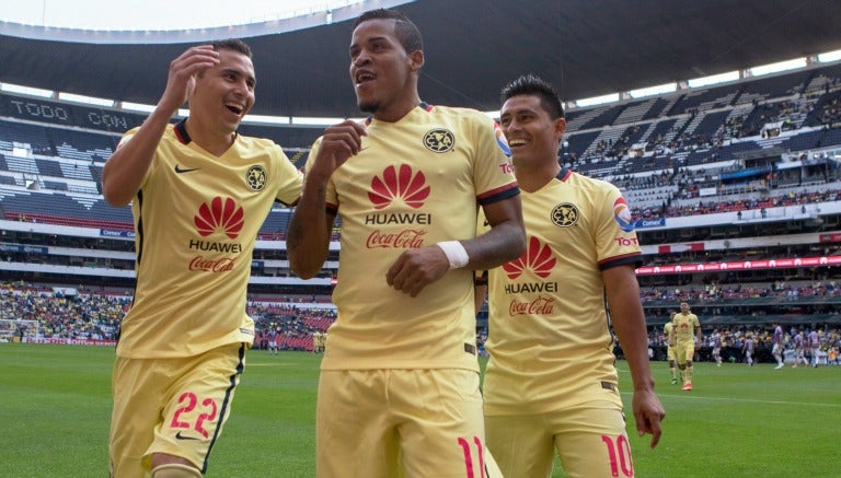 Jugadores del América festejan un gol