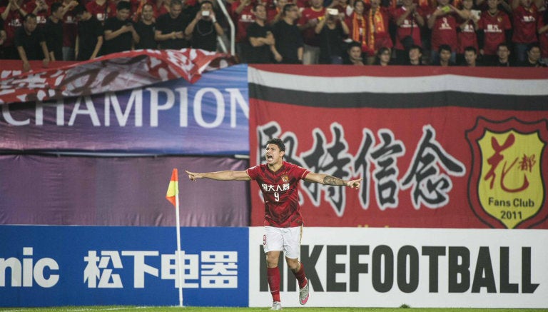 Elkeson festeja su gol con el Guangzhou Evergrande