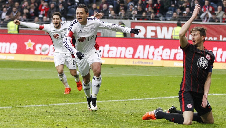 Chicharito festeja un gol con el Bayer Leverkusen