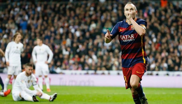 Iniesta, celebrando en el partido contra Real Madrid