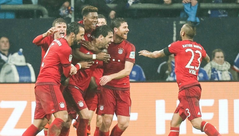 Jugadores de Bayern celebran un gol frente al Schalke