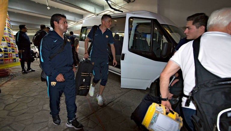 Jugadores de Pumas bajan de las camionetas