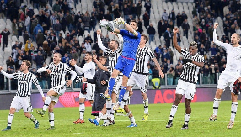 Jugadores de Juventus celebrando la victoria contra Milan