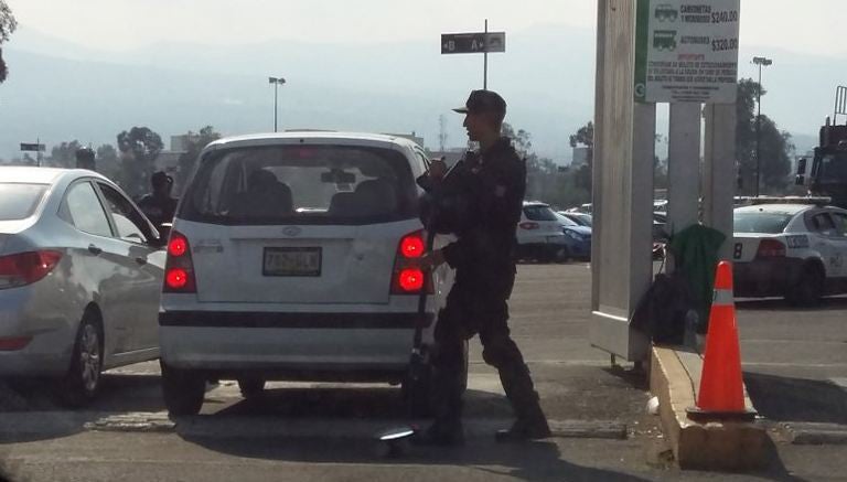 Policía revisa un auto en el Azteca