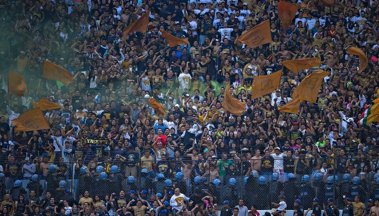 Porra universitaria en el Estadio Azteca