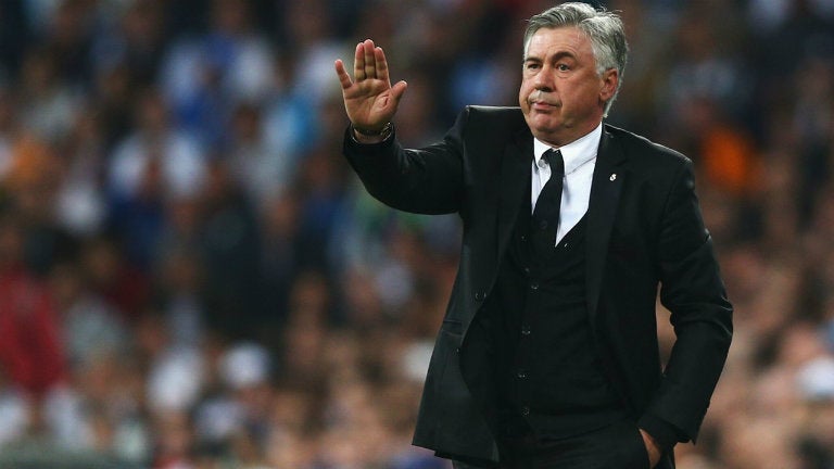 Carlo Ancelotti da indicaciones en un juego