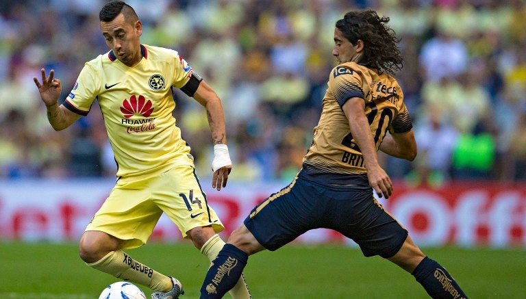 Sambueza y Britos peleando el balón en el Estadio Azteca