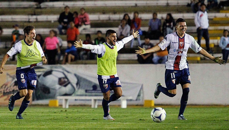 Jugadores del Atlante festeja triunfo en Cuartos de Final