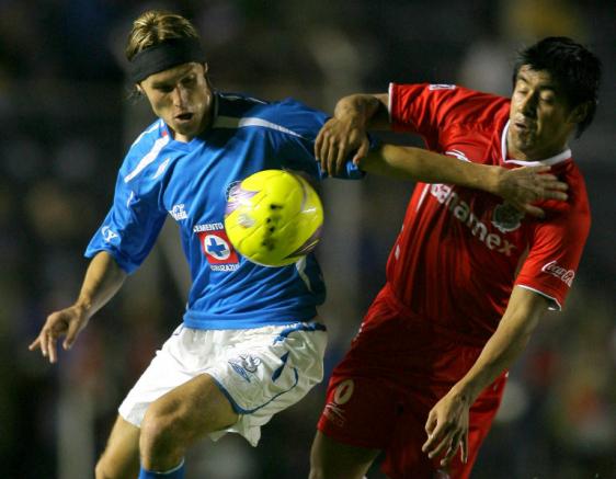 Gerardo Lugo disputa el balón en juego contra Toluca