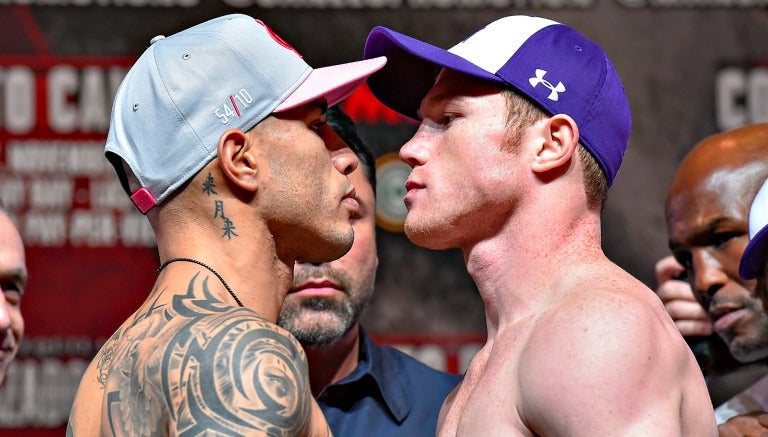 Canelo y Cotto durante el careo en el pesaje