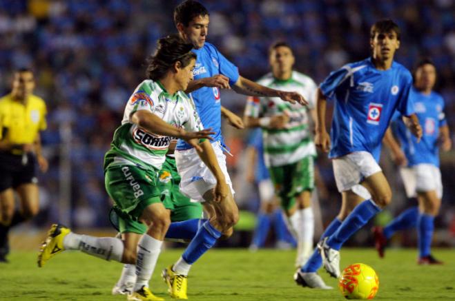 Vigneri busca el balón en Final contra Santos