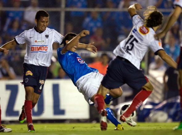 Galindo jala a Ortiz dentro del área 