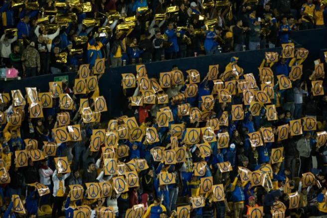 Seguidores en el Universitario se solidarizan con París