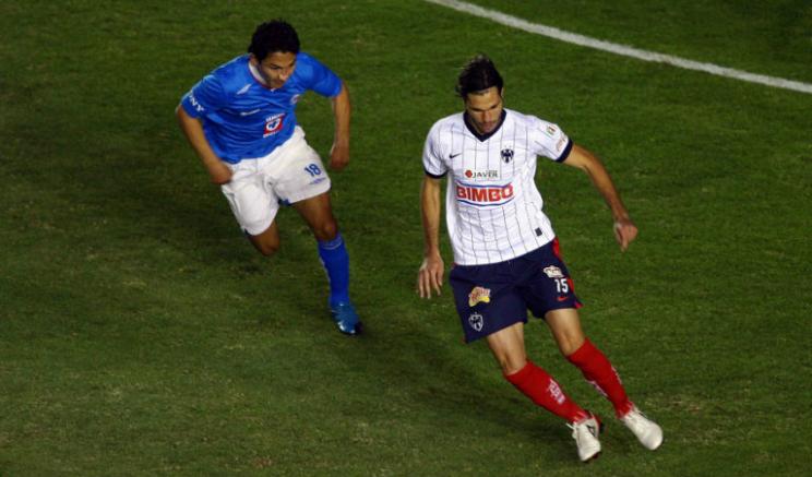 Villaluz busca el balón en juego contra Rayados