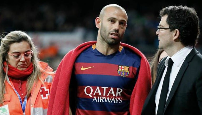 Mascherano sale del campo en el Clásico