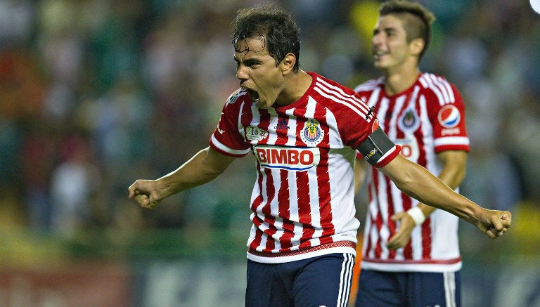 Omar Bravo festeja un gol de Chivas