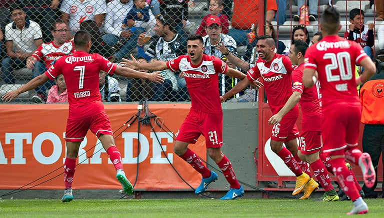 Jugadores de Toluca celebran un gol