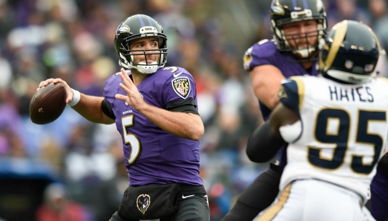 Joe Flacco, QB de los Cuervos de Baltimore buscando receptor