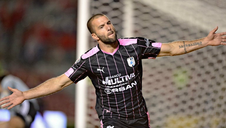 Tito Villa celebra un gol con los Gallos Blancos 