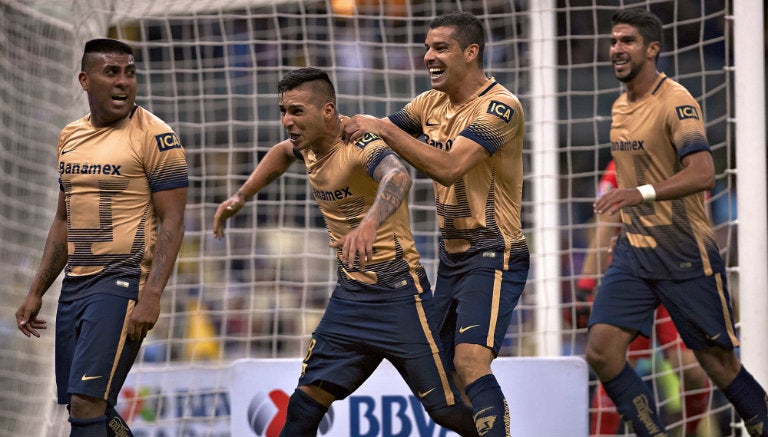 Jugadores de Pumas celebran gol contra América 