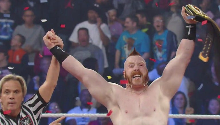 Sheamus festeja con el cinturón de la WWE Mundial Pesado