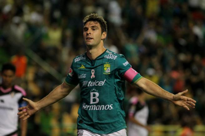 Mauro Boselli celebra uno de sus goles contra Atlas