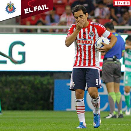 Omar Bravo se lamenta después de la derrota contra Santos