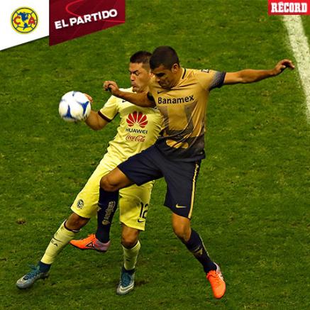 Aguilar y Alcoba pelean un balón