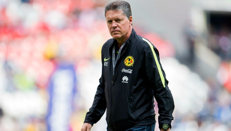 Ricardo Peláez camina en el Estadio Azteca