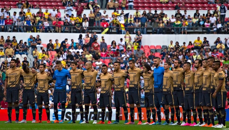 La escuadra de Pumas en el Estadio Azteca