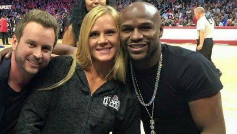 Mayweather posa para la cámara junto a su amiga