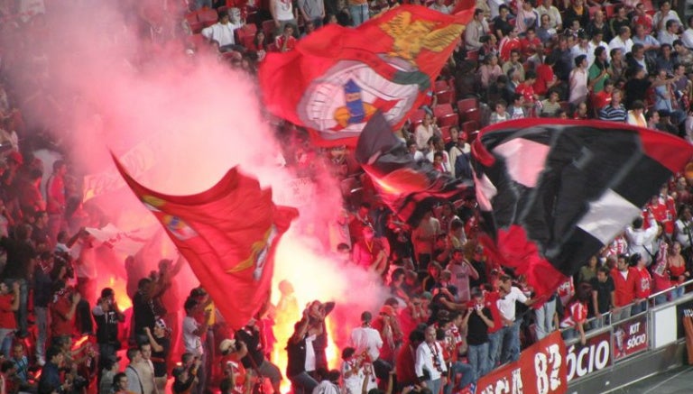 Aficionados de Benfica al interior del estadio