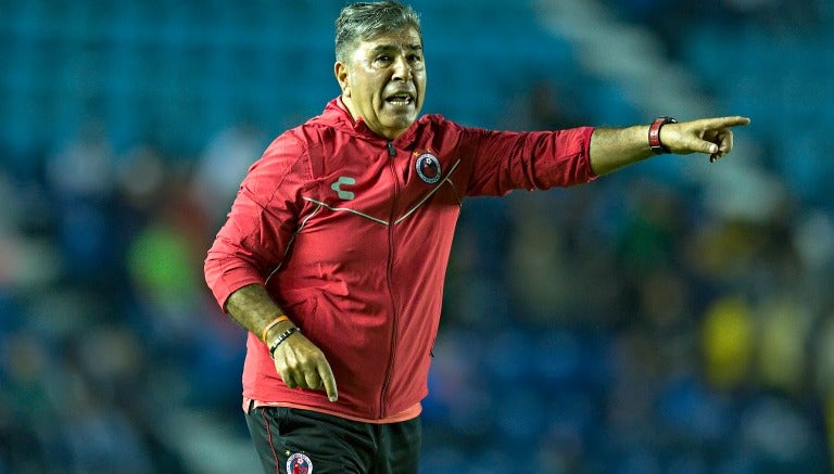 Carlos Reinoso dando instrucciones en un partido de Veracruz