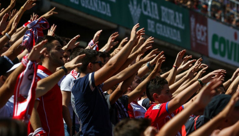 Aficionados del Granada, cantan durante un partido