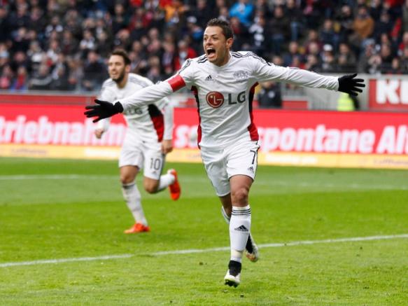 Chicharito Hernández festejando un tanto con el Bayer Leverkusen