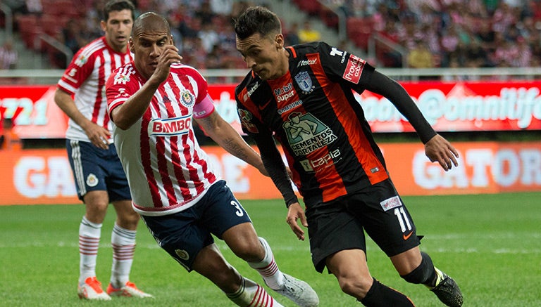 Carlos Salcido y Rubén Botta pelean por el balón