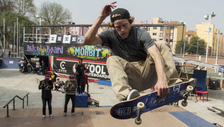 Wes Kremer  se sujeta de su tabla durante el evento de DC