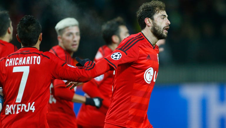 Mehmedi celebra con Chicharito su gol contra el BATE