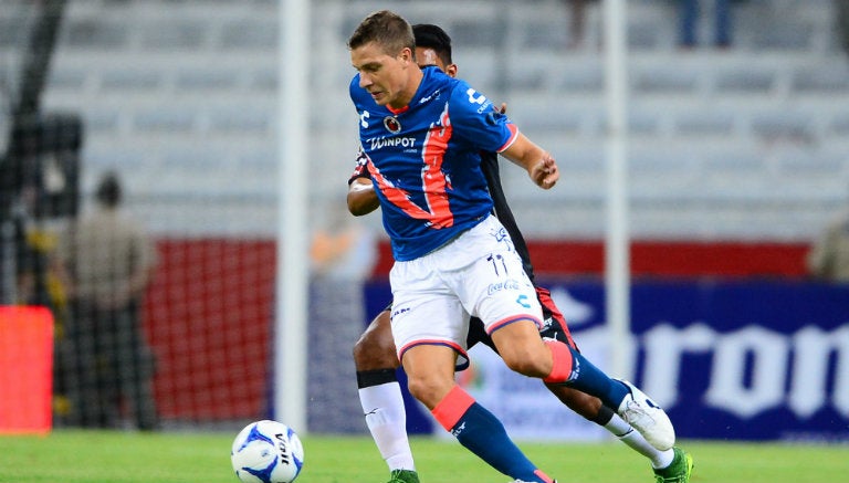 Julio Furch conduce el balón en juego de Veracruz 