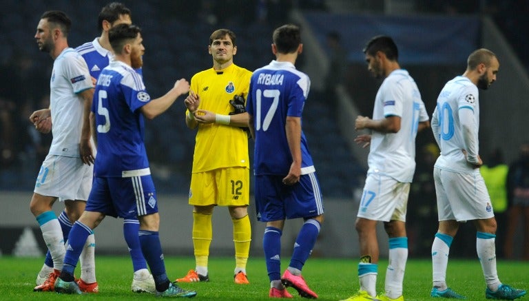 Layún y Tecatito lamentando la derrrota del Porto