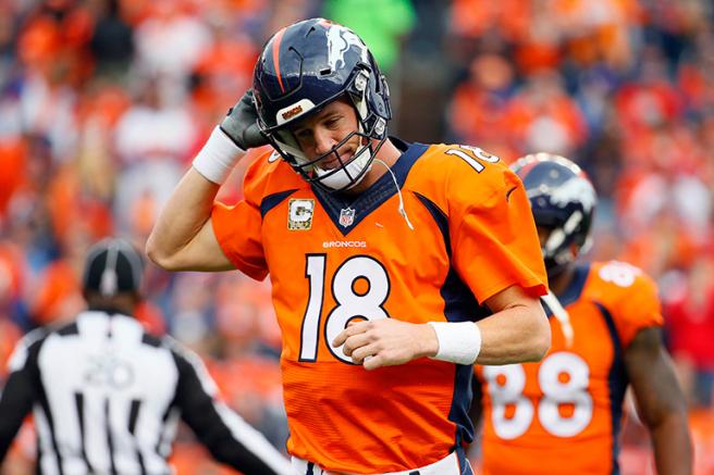 Manning se lamenta tras ser interceptado contra Kansas City