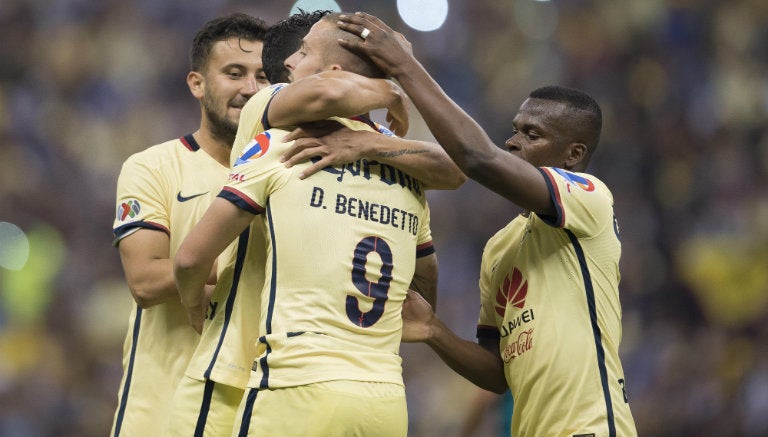 Jugadores del América festejan gol contra León 