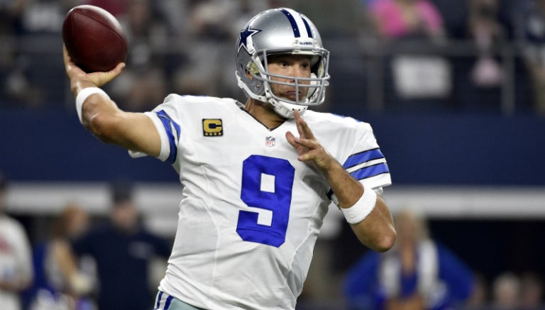 Tony Romo se prepara para lanzar un pase