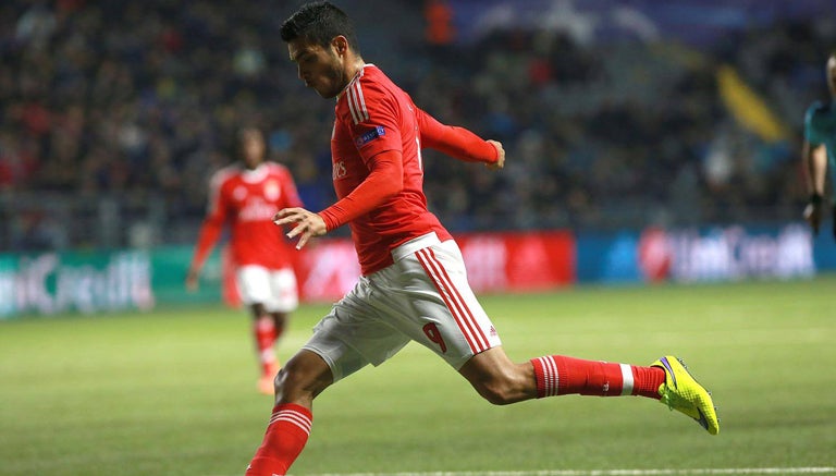 Raúl Jiménez durante un partido con el Benfica